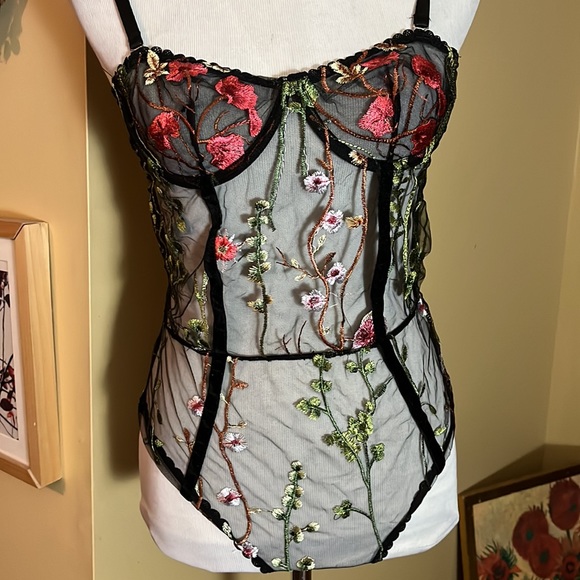 Embroidered Vibrant Flowers on Black Mesh size Medium Underwire Stretchy NEW - Picture 2 of 16